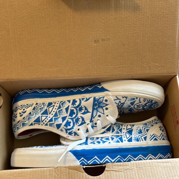 Custom painted new Vulcanized Vans white & blue Henna style - Picture 11 of 11